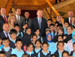 Erciş Özel Serhat İlköğretim Okulu Öğrencileri, Başbakan Erdoğan'la Buluştu