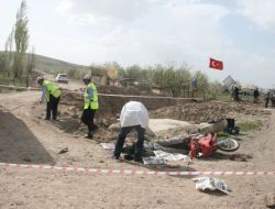 Kamyon İle Motosiklet Çarpıştı: 1 Ölü, 2 Yaralı
