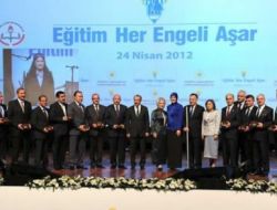 Balıkesir Valisi Arslan'a, Hayrünnisa Gül'den Plaket