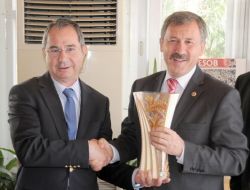 Darbe Yapanların Şapkalarını Kafalarına Geçireceğiz