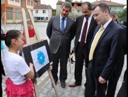İlköğretim Öğrencileri Okul Bahçesinde Resim Sergisi Açtı