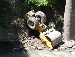 Silindir Dereye Uçtu 1 Kişi Yaralandı