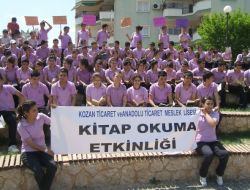 Halka Örnek Olmak İçin Parkta Kitap Okudular