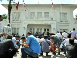 Kaleiçi Esnafı Kepenk Kapattı, Başkan Akaydın'ı İstifaya Davetti