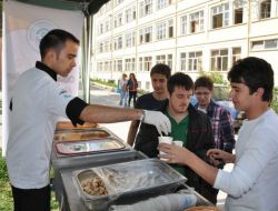 Kampüs Önünde Sıcak Çorba Dağıtımı Öğrencilerden Yoğun İlgi Görüyor