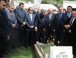 Başbakan Yardımcısı Arınç, Atıf Hoca’nın Mezarını Ziyaret Etti
