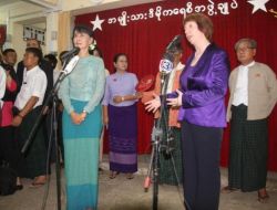 Ab Temsilcisi Ashton, Myanmar’da Muhalif Lider Suu Kyi İle Görüştü