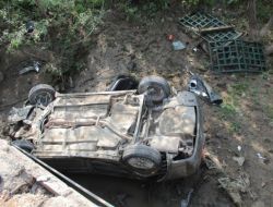 Otomobil Dereye Uçtu, Sürücünün Burnu Bile Kanamadı