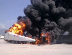 Nakliye Tır'ı, Mazot Takviyesi Yapıldığı Sırada Alev Aldı