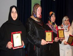 Eğitim Gönüllüsü Annelere Plaket Verildi
