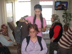 Öğrenciler Yaşlılara Saç Bakımı Yaptı