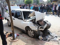 Kaldırıma Çıkan Otomobil Aileyi Ezdi
