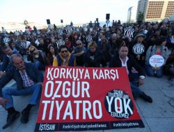 Aklı Başında Hiçbir Siyasetçi Sanatçıyla Kavga Etmez