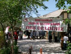 Ev Hanımları, Öğrencileri Okutmak İçin Kermes Düzenledi