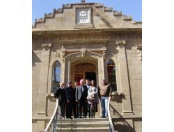 Belediye Başkanı Kocabıyık, Ziyaretçilerine Süt İkram Ediyor