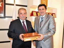 Müftü’den Başkana Konuşan Kur'an-ı Kerim Hediyesi