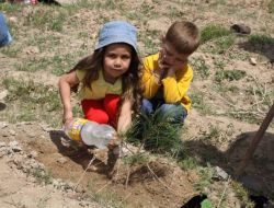 Anaokulu Öğrencileri Yetiştirdikleri Fidanları Toprakla Buluşturdu