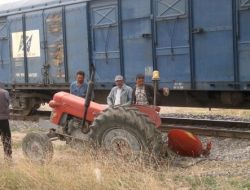 Tren Traktörle Çarpıştı, Traktör İkiye Ayrıldı, Sürücünün Burnu Bile Kanamadı