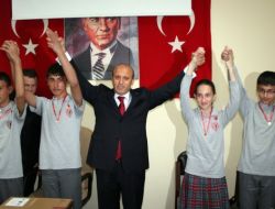 Kaymakam, Başarılı Öğrencileri İkişer Tam Altınla Ödüllendirdi