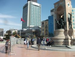 Taksim Cumhuriyet Anıtı’nın Etrafı Bariyerlerle Kapatılıyor