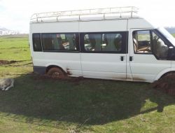 Polisten Kaçan Minibüs Çamura Saplandı