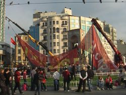 '1 Mayıs’ Yazılı Dev Afiş Asıldığı Sırada Yırtıldı