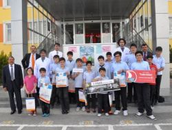 Minikler Kağıt Uçaklarını Yarıştırdı