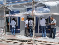 İşçiler Üstte Demir İskeleyi Söktü, Vatandaş Altta Para Çekti