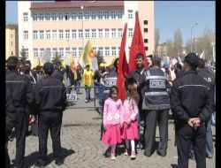 Kars’ta 1 Mayıs’ta Çocuklar Meydanlarda