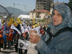 El İşi Örgü Dokuyan Yaşlı Kadın 1 Mayıs'a Destek Verdi