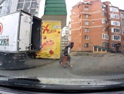 Araçtan Sucuk Çalan Hırsızın Kovalamaca Anı