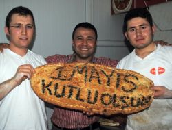 Fırında Çalışan İşçilerinden Pide Ve Izgaralı 1 Mayıs'ı Kutlaması