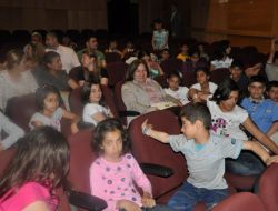 Siirt Valisi Çolak'ın Eşi Gülsüm Çolak'tan Yuva Çocuklarına Sinema Keyfi