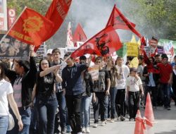 1 Mayıs Kutlamalarında “ygs Mağduru Ruhuna Fatiha” Yazılı Tabut Taşındı