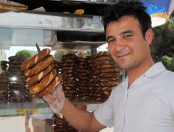 1 Mayıs'ta 'Fazla Satarım' Diye Aldığı Simitleri Elinde Kaldı