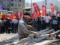 Yanı Başlarındaki Kutlamaya Aldırış Etmeden Çalışmaya Devam Ettiler