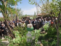 Çiftçiler Türbeleri Gezerek Yağmur Duası Etti