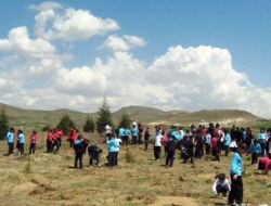 Gonca Dergisi Okuru Minikler Fidan Dikti