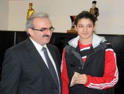 Vali Karaloğlu, Van'ın Altın Kızı Nur Tatar'ı Ödüllendirdi