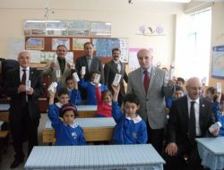 Milletvekilleri Öğrencilere Süt Dağıttı