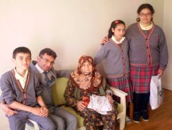 Öğrenciler Huzurevini Ziyaret Etti