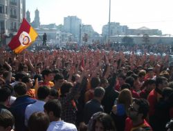 Galatasaraylı Taraftarlardan Gergin Yürüyüş