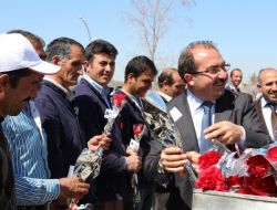 Rektör Prof. Dr. İrfan Aslan’dan İşçilere Karanfil