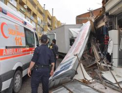 Hızını Alamayan Kamyonet, Dükkana Girdi
