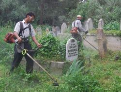 Mezarlıkta Bahar Temizliği