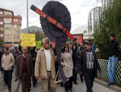 Onur Öymen'i Protesto Eden Tuncelililer, Chp İl Binasına Siyah Çelenk Bıraktı