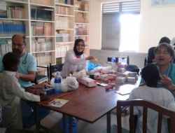 DOKTORLAR KENYA’YA ŞİFA TAŞIDI