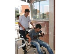 Servis Minibüsü İle Otomobil Çarpıştı