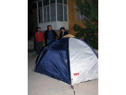 Simav Halkı Geceyi Sokakta Geçirdi!