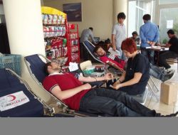 Üniversiteli Öğrencilerden Kızılay'a Kan Bağışı